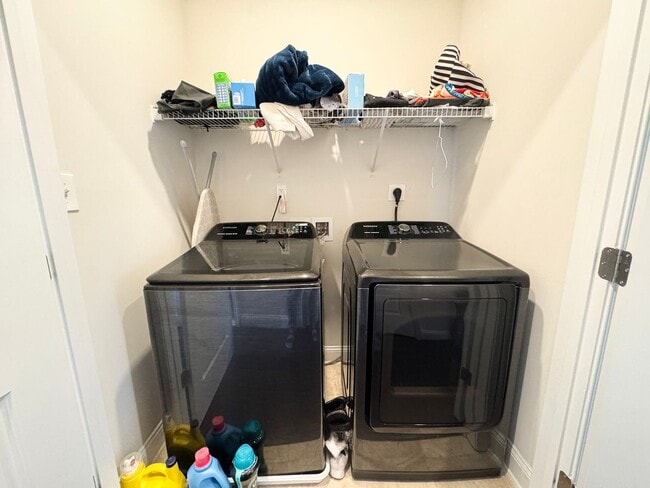 Building Photo - Fantastic 4 Bed 3.5 Bath End Unit Townhome In Potomac Shores Town Center