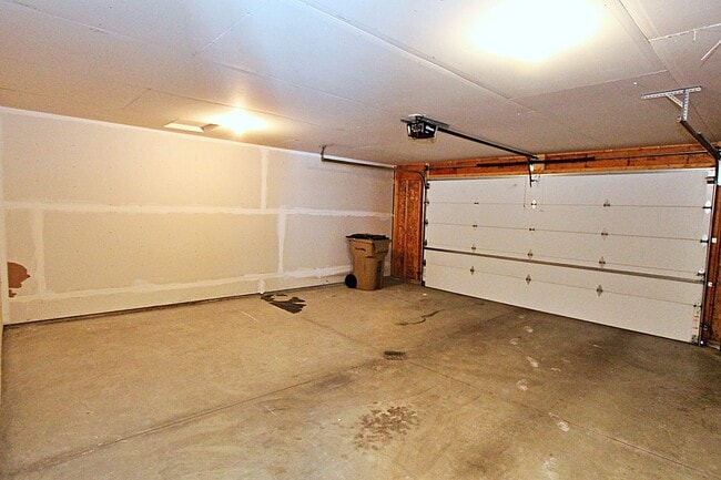 Building Photo - 4 Bedroom Townhome!