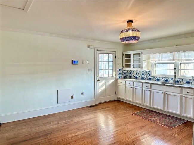 Building Photo - 1596 Mercer Ave