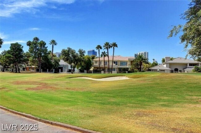 Building Photo - 2963 Pinehurst Dr