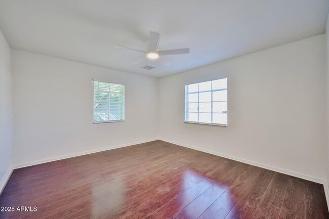 Building Photo - 2221 W Clarendon Ave