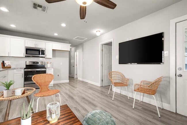 Building Photo - 918 W 3rd St