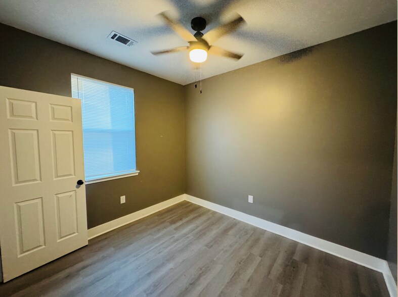 Building Photo - 860 France St