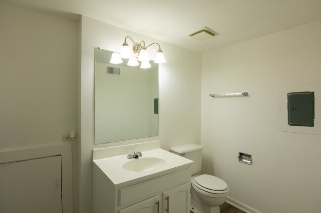 Building Photo - 300 Westwood Ct