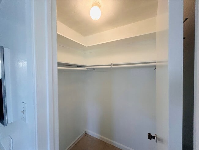 Building Photo - 10502 Long River Dr