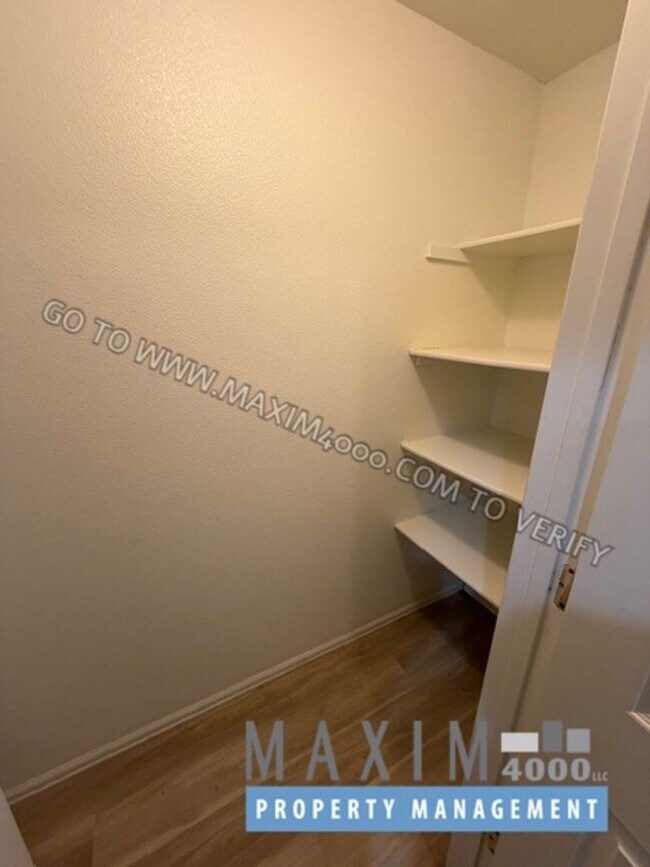 Building Photo - 210 W Sunset Dr