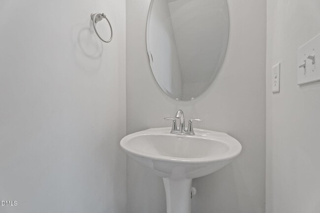 Building Photo - 745 Putney Hl Rd