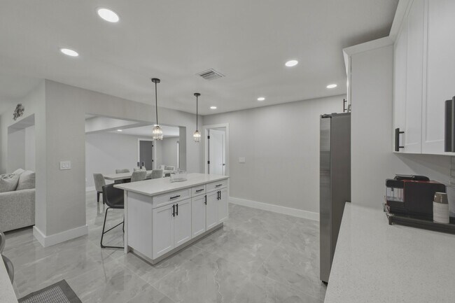 Building Photo - 632 Las Palmas Park