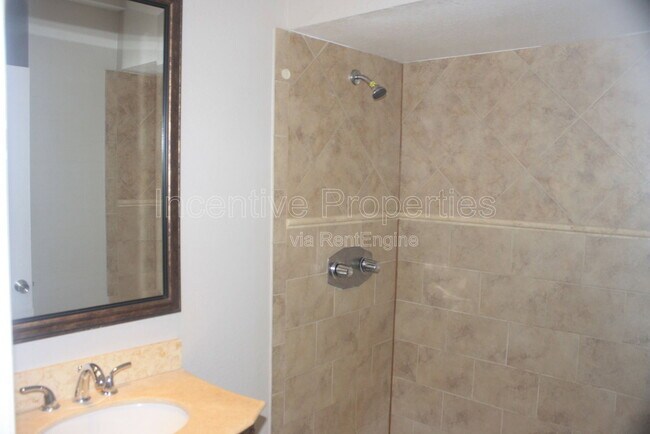 Building Photo - 4176 Versailles Dr