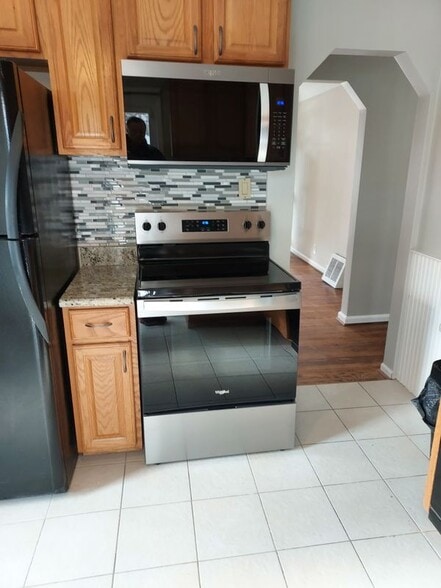 Building Photo - 3014 N Vermont Ave