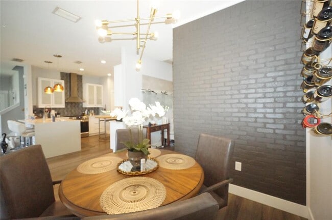 Building Photo - 8815 Royal Enclave Blvd