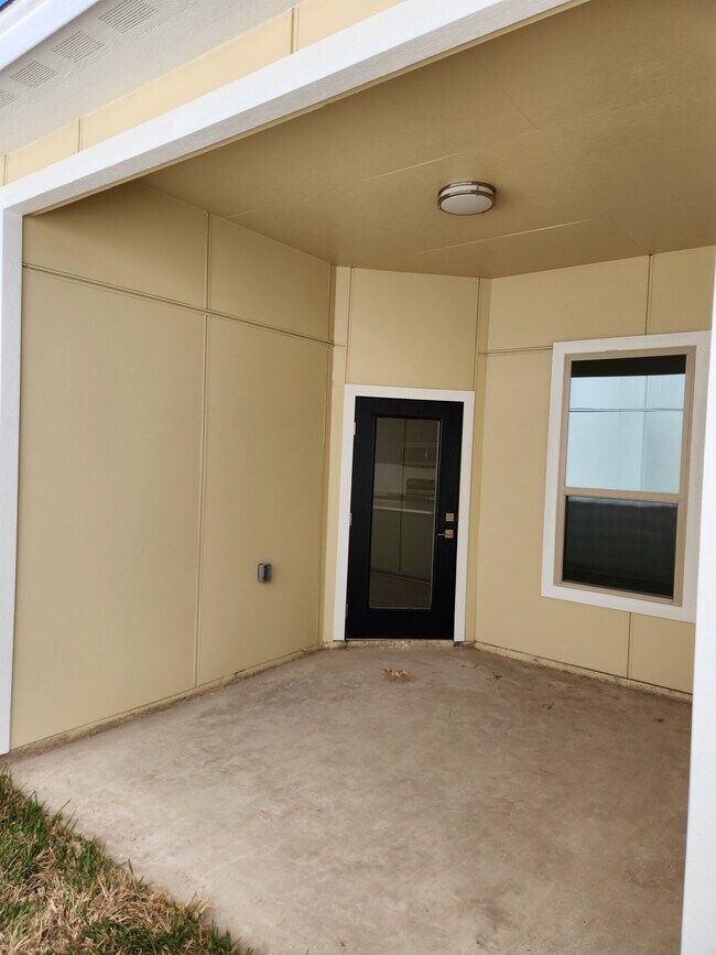 Building Photo - 2707 W Kerria Ave