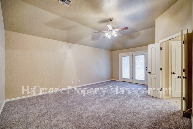 Building Photo - 1042 Hidden Oaks Way