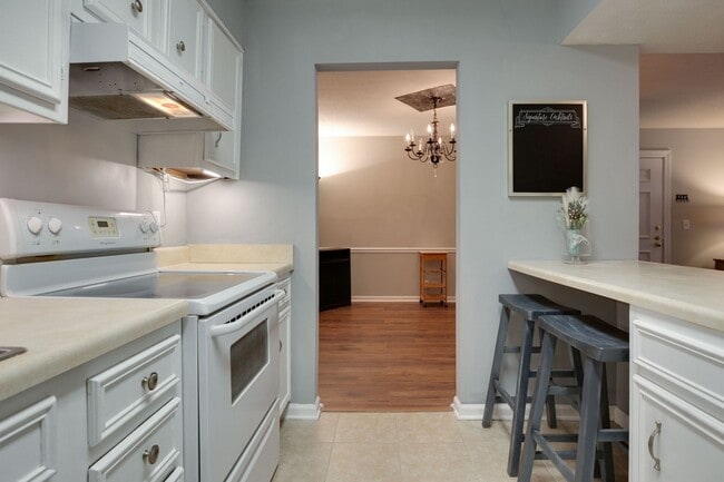 Building Photo - Townhome Close to MTSU