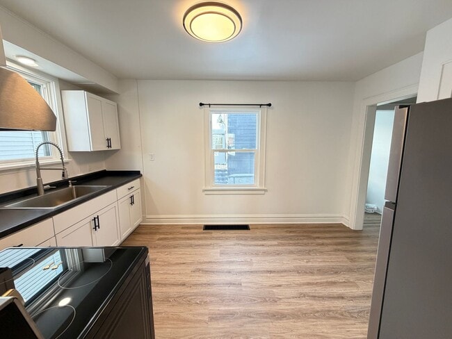 Building Photo - Remodeled 2 Bedroom - AVAILABLE 08/07/2026