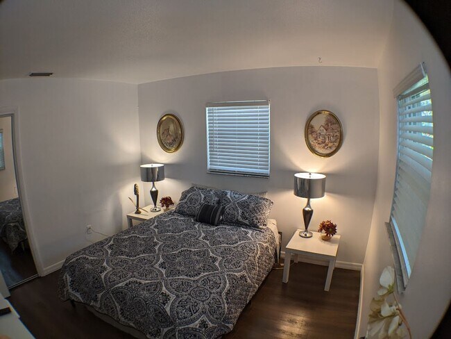 Building Photo - 2 Bed / 1 Bath Cozy Downtown Duplex Apartment