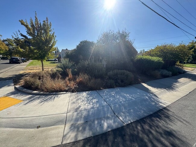 Building Photo - 2 bedroom | 1 bathroom | Tahoe Park single...