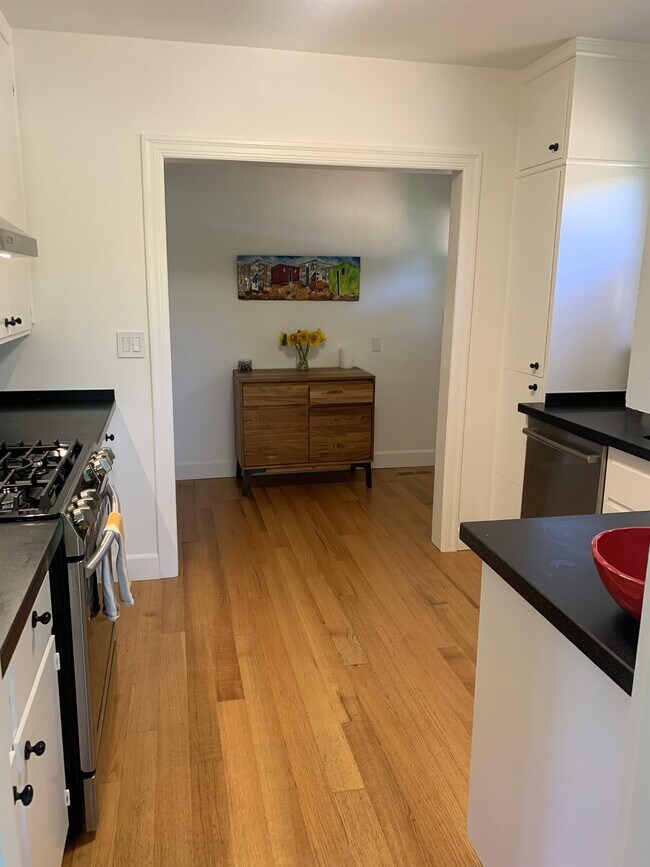 Building Photo - 531 Tamalpais Dr