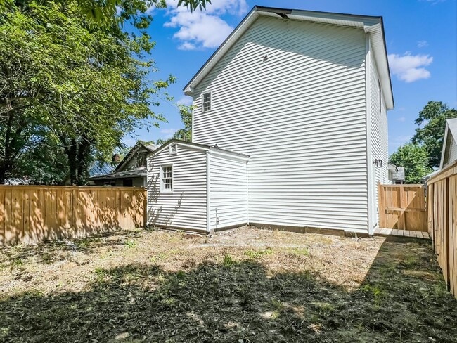 Building Photo - Renovated Oakwood Gem with Modern Amenitie...