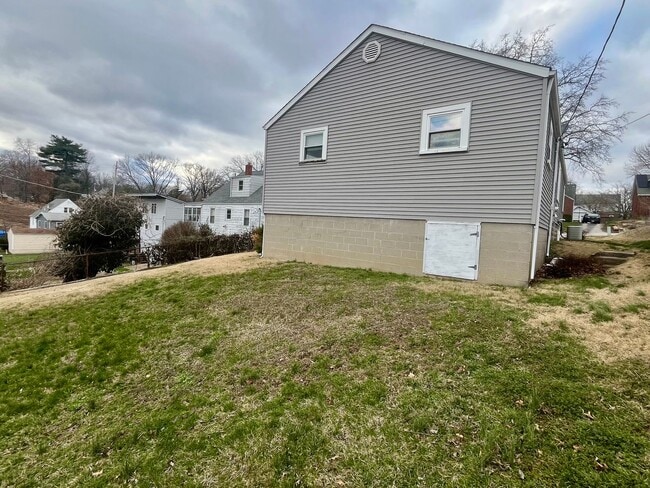 Building Photo - 3 Bedroom in Alton