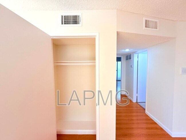 Building Photo - 1059 Western Ave