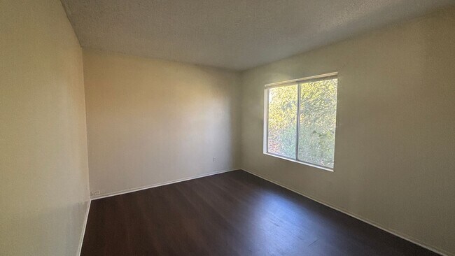 Building Photo - Two Bedroom, Two Bathroom Duplex in Centra...