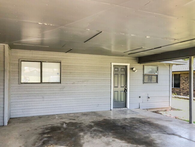 Building Photo - 1112 Valley View Dr