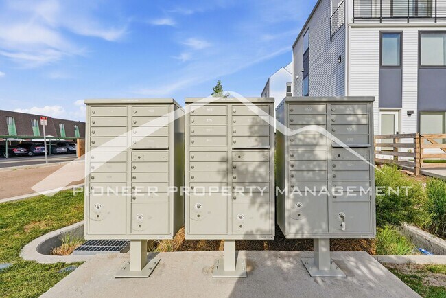 Building Photo - Spacious Townhouse with Central AC and 2-Car Garage