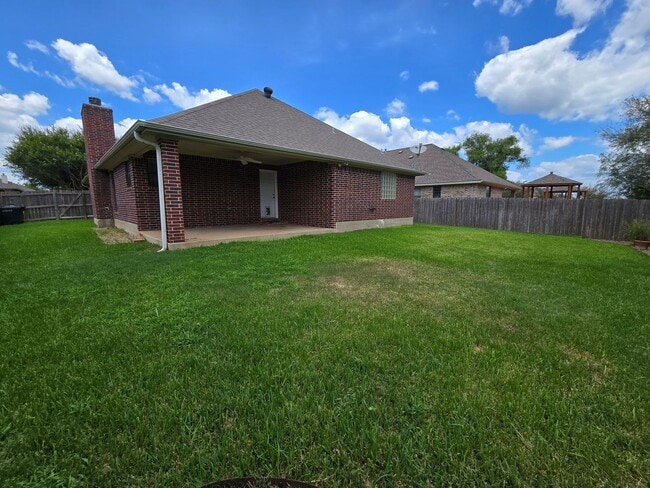 Building Photo - College Station - Large 4 bedrooms / 2.5 baths with garage and fenced yard!!