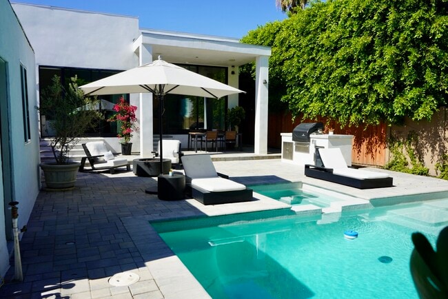 Building Photo - 738 N Sierra Bonita Ave