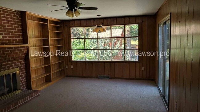 Building Photo - Conveniently Located, Spacious Salem Home