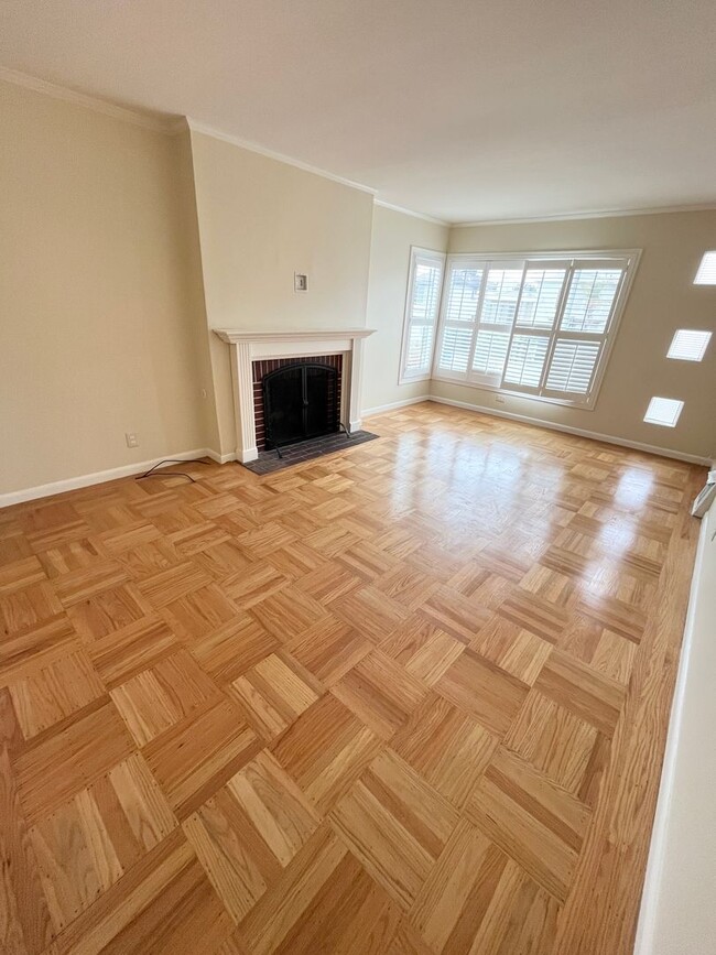 Building Photo - Spacious and Centrally Located, Pet Friend...