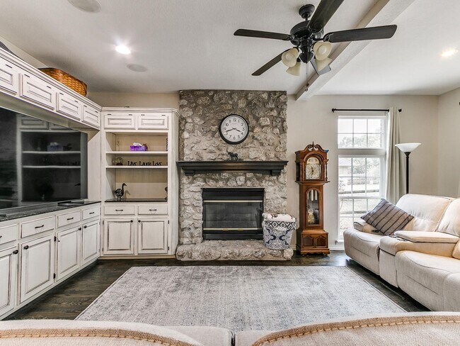 Building Photo - This stunning 4-bedroom, 3.5-bathroom home...