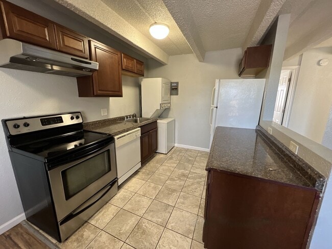 Primary Photo - 2 Bedroom 1 Bathroom Apartment in Aurora