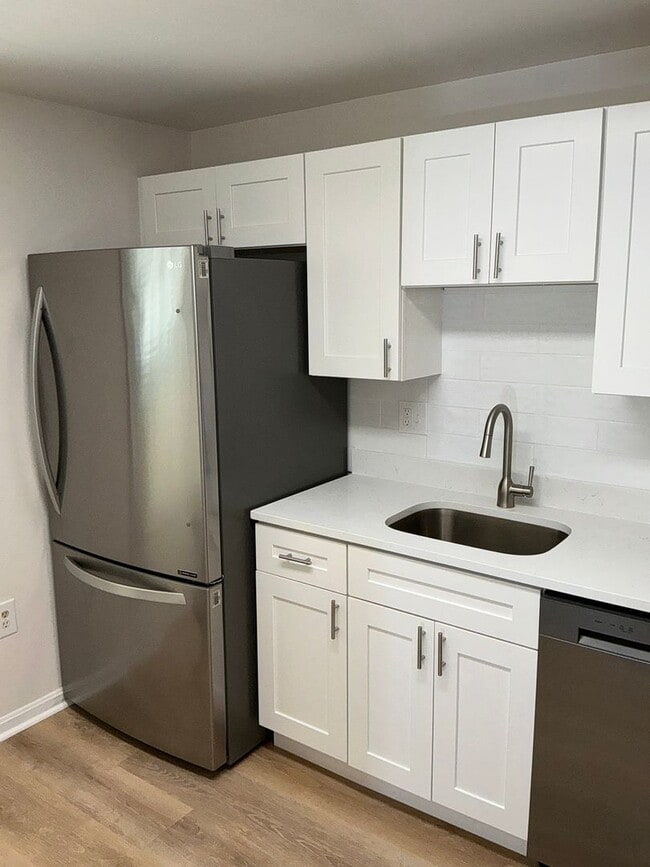 Building Photo - Very well maintained 3 bedroom 2 full 1 half bath town home located in the desired Stonebridge Co...