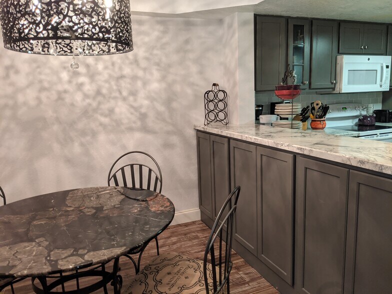 Building Photo - 850 S Tamiami Trl