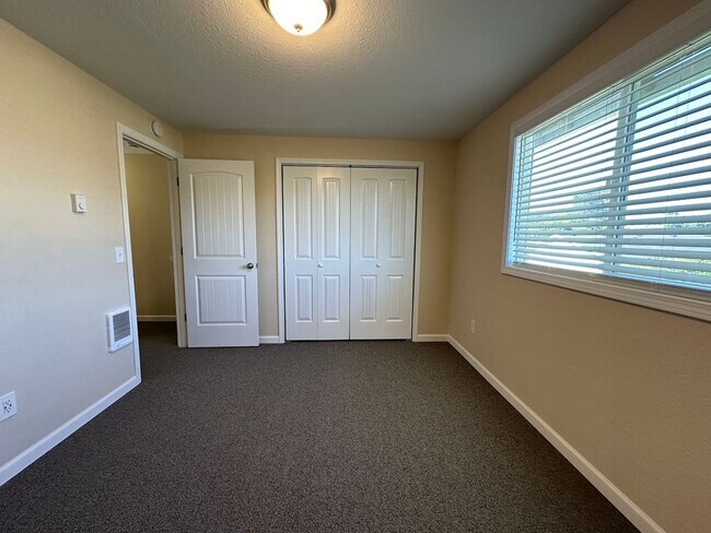 Building Photo - HOS174-Hoskin