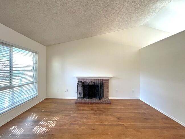 Building Photo - 3 bed, 2 bath located in Riverside!