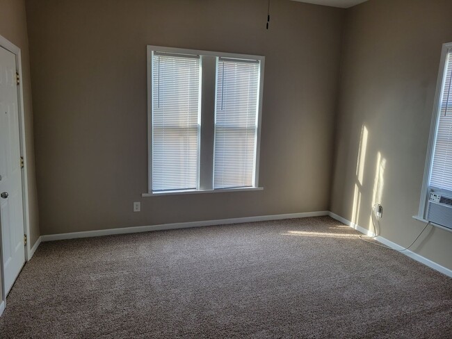 Building Photo - One Bedroom House Close to Campus!!