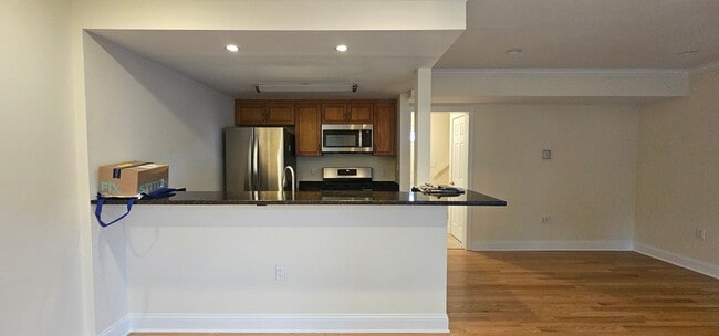 Building Photo - 2-bed, 1.5 Bath Brookline Townhouse