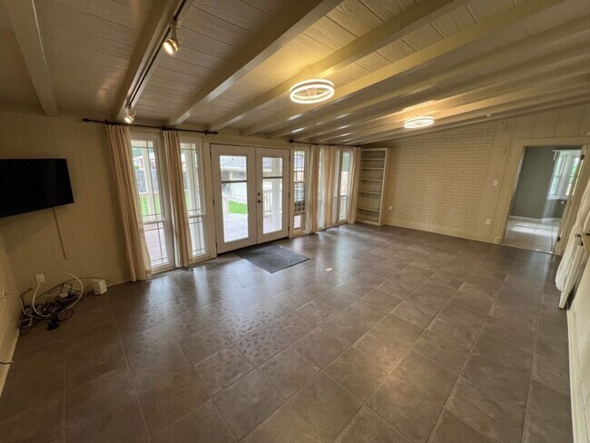 Building Photo - Charming 3 Bedroom Home Near LSU, University Lakes & Parade Routes!