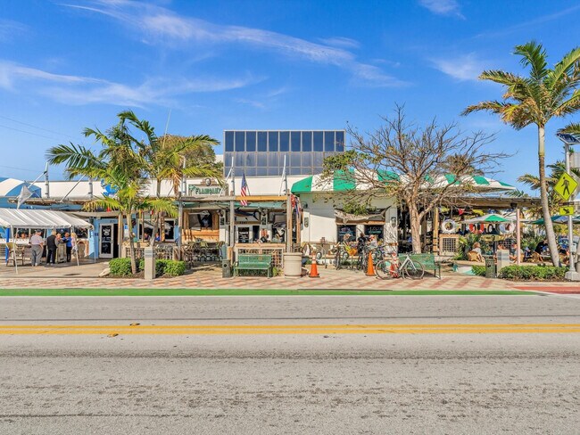 Building Photo - 1537 E Hillsboro Blvd