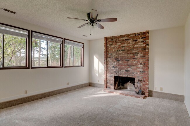 Building Photo - Large Private Rural Home Just West of Downtown Oak Harbor on 5 acres