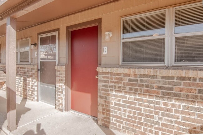 Building Photo - Remodeled units AVAILABLE NOW! Leasing fast!!!