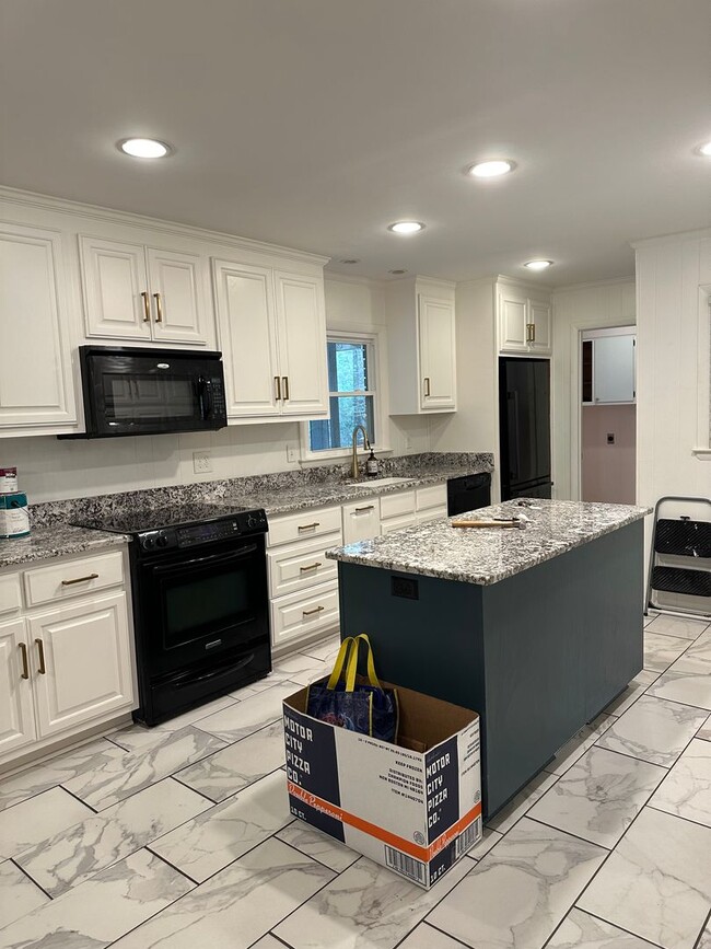 Building Photo - Large Home on the Eastside on a deadened street - Pre Lease