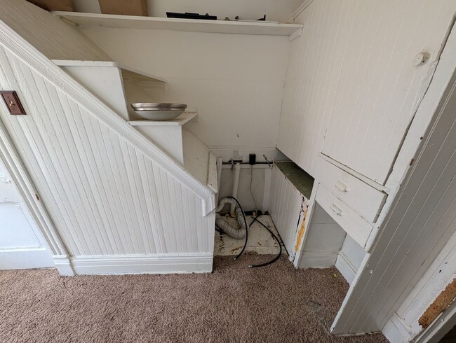 Building Photo - Spacious 1st floor apartment