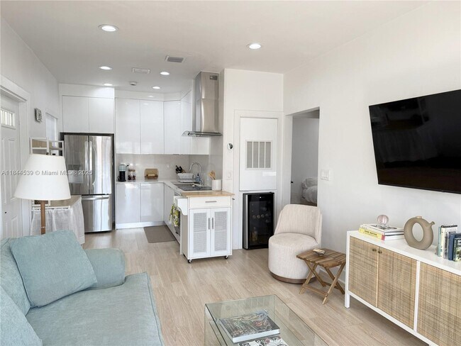 Building Photo - 8401 Crespi Blvd