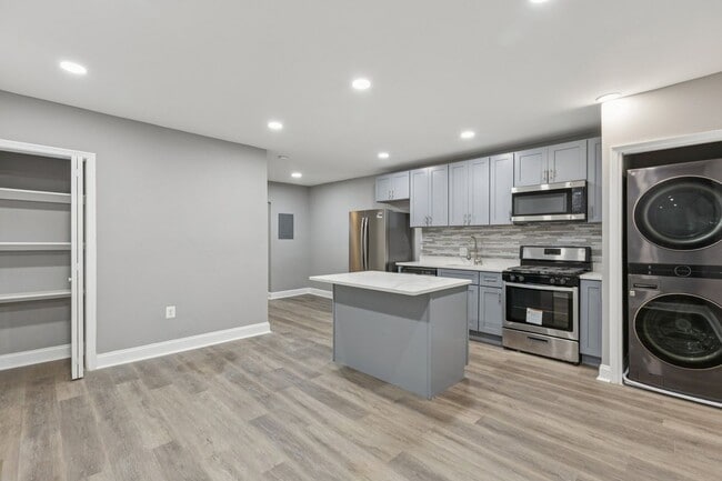 Building Photo - 405 34th St SE