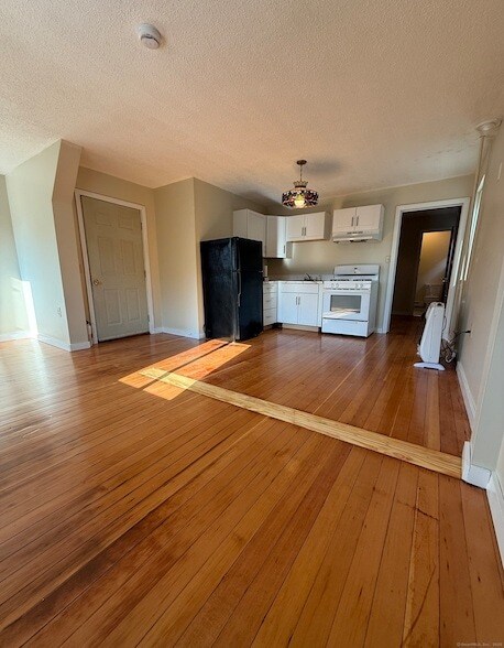 Building Photo - 113 E Main St