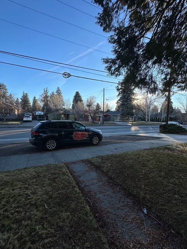 Building Photo - Newport Ave Triplex - 00404-NEWP-00